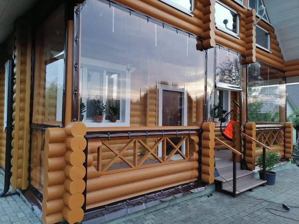 Прозрачные шторы ПВХ на террасе деревянного дома в городе Лыткарино